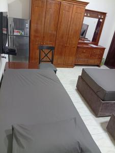 een keuken met een bed en een koelkast bij KhavaQatar Hostel 2 بيت مشترك in Doha +13 foto's