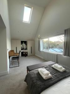 En eller flere senge i et værelse på The Minimalist's Retreat Oxford + 11 billeder