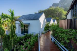 een uitzicht op een huis met een tuin bij Annrin cafe & Resort in Ban Song Phi Nong