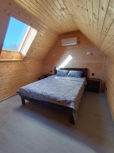 een slaapkamer met een bed in een houten kamer bij Стрийський Двір in Tsjernivsi