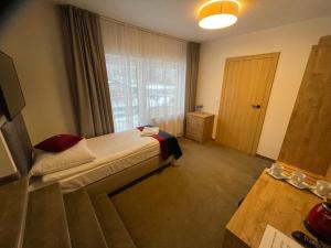 een hotelkamer met een bed en een raam bij Villa Roma przy wyciągu na Szrenicę in Szklarska Poręba