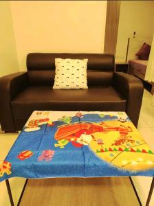 un divano e un tavolino in soggiorno di warm house chiang mai a Chiang Mai Altre 22 foto