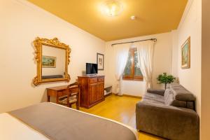 ein Wohnzimmer mit einer Couch und einem Spiegel in der Unterkunft Agriturismo Il Cantico di San Francesco in Palazzo