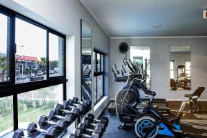 Zimmer mit Fitnessraum mit Heimtrainer in der Unterkunft Luxury 1 Bed Apartment in Sandton