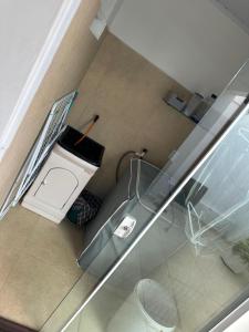 an overhead view of a bathroom with a toilet at Conforto a 100 m do mar in Tramandaí