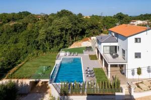 una vista aerea di una casa con piscina di Villa Fabris by Briskva a Kringa
