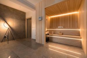 un bagno con uno specchio e una lampada in una stanza di Villa Fabris by Briskva a Kringa