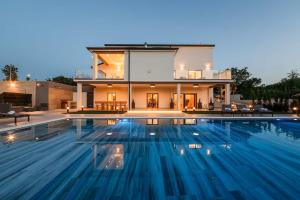 una grande piscina davanti a una casa di Villa Fabris by Briskva a Kringa