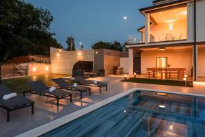 un cortile con piscina e una casa di Villa Fabris by Briskva a Kringa