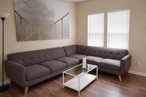 een woonkamer met een bank en een glazen tafel bij Potomac Mills in Woodbridge