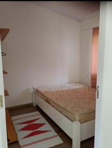 a small bedroom with a bed in a room at Sitio JP in Pindamonhangaba