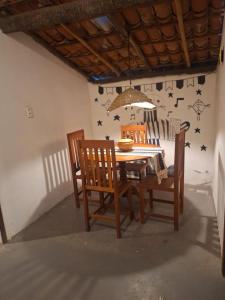 een eettafel en stoelen in een kamer bij Vila Borogodó BG in Barra Grande +31 foto's