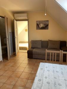 een woonkamer met een bank en een tafel bij Leitner Ház in Balatongyörök