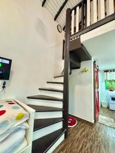 TV a/nebo společenská místnost v ubytování Sea Kecil Tiny House near Jetty of Kuala Besut