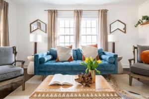 a living room with a blue couch and a table at Golden Gazelle in Atlanta +43 photos