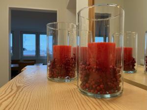 twee glazen vazen met fruit erin op een tafel bij Lichtdurchflutete Dachgeschosswohnung in Uninähe in Oldenburg