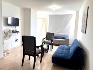 un soggiorno con un divano, una poltrona e un divano di Apartamento cerca del Centro y Clínicas a Valledupar