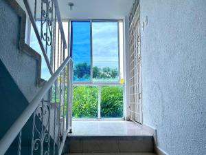 una scala che porta a una finestra in una casa di Apartamento cerca del Centro y Clínicas a Valledupar