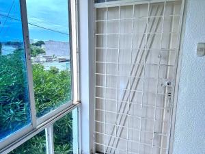 una porta aperta con finestra con vista di Apartamento cerca del Centro y Clínicas a Valledupar Altre 80 foto