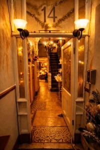 un couloir d'un immeuble avec une horloge sur le mur dans l'établissement The Mirador Boutique Town House, à Swansea