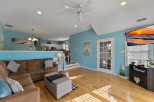 ein Wohnzimmer mit blauen Wänden und einer Couch in der Unterkunft 403 E 18Th Ave, Unit 4B in North Wildwood