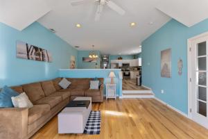 ein Wohnzimmer mit blauen Wänden und einem braunen Sofa in der Unterkunft 403 E 18Th Ave, Unit 4B in North Wildwood