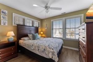 ein Schlafzimmer mit Bett und Deckenventilator in der Unterkunft 403 E 18Th Ave, Unit 4B in North Wildwood