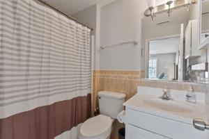 ein Badezimmer mit Toilette, Waschbecken und Spiegel in der Unterkunft 403 E 18Th Ave, Unit 4B in North Wildwood + 22 Fotos