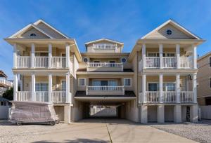 ein großes Haus mit Balkon und einem Auto vor dem Haus in der Unterkunft 403 E 18Th Ave, Unit 4B in North Wildwood