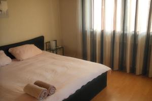 een slaapkamer met een bed met twee handdoeken erop bij Pension Zum Waldrand in Sinsheim