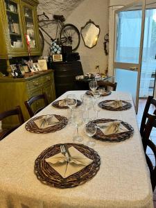 een tafel met borden en servetten erop bij Agriturismo Nonni Devia in Lucinasco +46 foto's