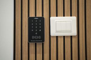a remote control sitting next to a electrical outlet at Ipin Home in Mestre
