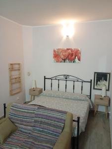 una camera con letto, lampada e divano di Stanza privata nel centro di Lamezia a Lamezia Terme