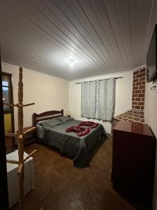een slaapkamer met een bed in een kamer bij Pousada Taquaral in Bocaina de Minas