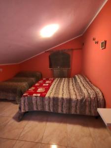 een slaapkamer met rode muren en een bed in een kamer bij domus rosada in Ripa Teatina