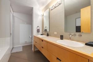 Koupelna v ubytování Union Station downtown and gameday retreat! + 45 fotografií