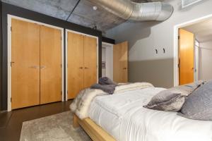 Postel nebo postele na pokoji v ubytování Union Station downtown and gameday retreat!