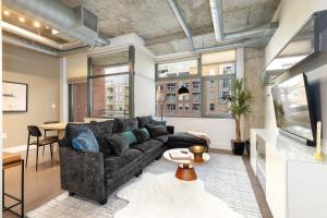 TV a/nebo společenská místnost v ubytování Union Station downtown and gameday retreat!