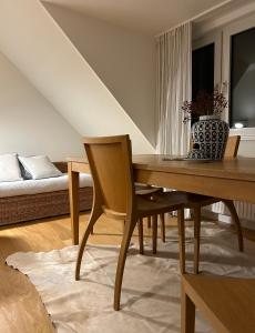 een eetkamer met een tafel en een bank bij Lichtdurchflutete Dachgeschosswohnung in Uninähe in Oldenburg