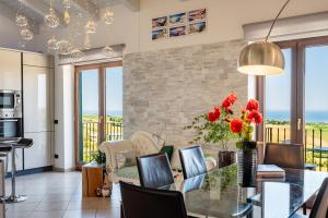 ein Esszimmer mit Glastisch und Stühlen in der Unterkunft Live Your Dream in San Costanzo