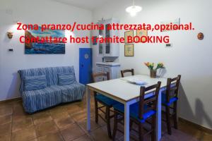 een kamer met een tafel, stoelen en een bank bij Casa di Sale - Chianalea in Scilla +15 foto's