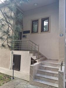 een gebouw met een trap voor een gebouw bij Vila Silia in Skopje