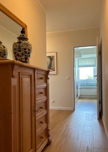 een kamer met een dressoir met twee vazen erop bij Lichtdurchflutete Dachgeschosswohnung in Uninähe in Oldenburg