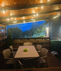 een tafel en stoelen op een patio met verlichting bij Vikend kuca pod lipom in Rudnik +30 foto's