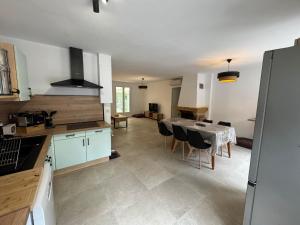 Nhà bếp/bếp nhỏ tại Chambre avec salle d'eau et WC privatifs