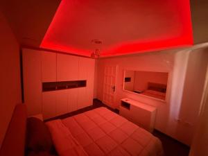 een kamer met een rood licht aan het plafond bij Shkodra Apartment AR in Shkodër +3 foto's
