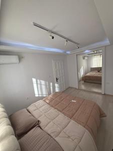 een slaapkamer met een groot bed in een kamer bij Shkodra Apartment AR in Shkodër