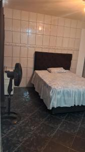 ein Zimmer mit einem Bett und einer Kamera auf dem Boden in der Unterkunft lar doce lar hospedaria 1 in Guarulhos