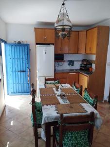 een keuken met een tafel met stoelen en een koelkast bij Paradise Of Aouchtame in Aouchtame +10 foto's