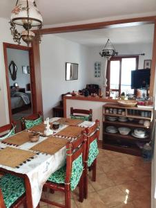 een eetkamer met een tafel en een keuken bij Paradise Of Aouchtame in Aouchtame